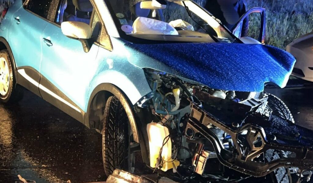 Accident grav DN2F: Trei răniți în coliziune frontală