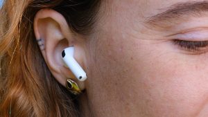 Revoluția AirPods: Căști cu Camere Video și Asistență Person