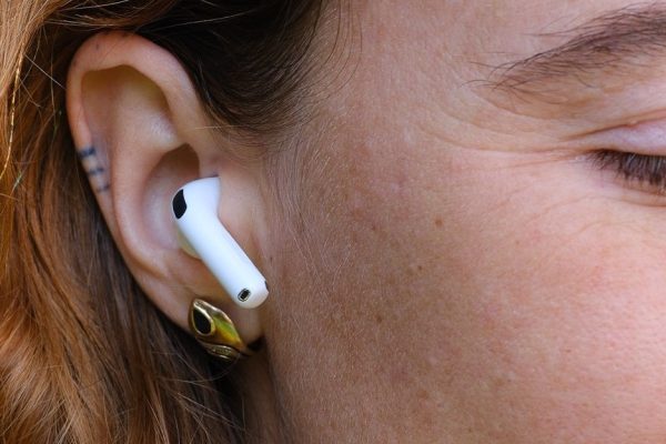 Revoluția AirPods: Căști cu Camere Video și Asistență Person