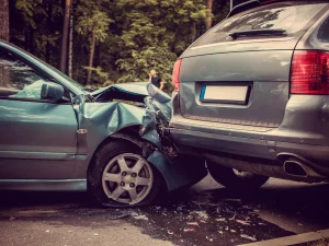 Accident rutier grav în București: Patru mașini avariate, o persoană rănită