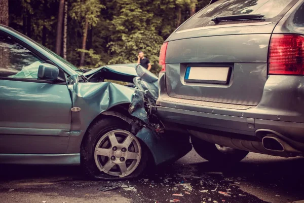 Accident rutier grav în București: Patru mașini avariate, o persoană rănită