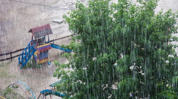 Avertizări meteorologice: Cod portocaliu de furtuni și ploi în țară