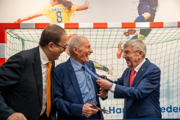 Cristina Neagu strălucește la inaugurarea sediului IHF