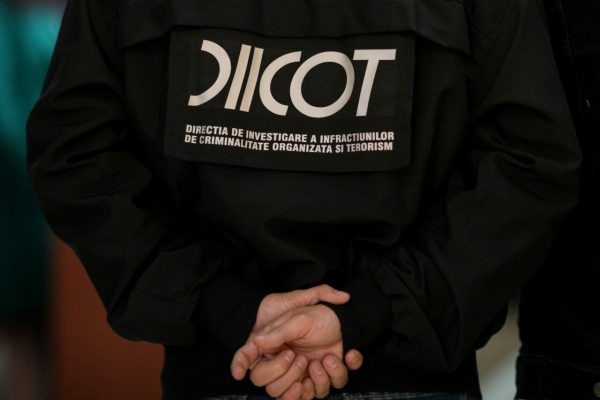 Polițiști și vameși reținuți pentru contrabandă la granița c