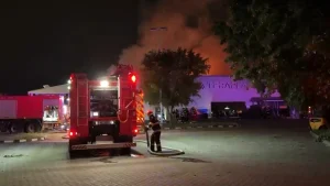 Incendiu major la depozitul Teraplast din Chiajna: 15 autospeciale ISU intervin