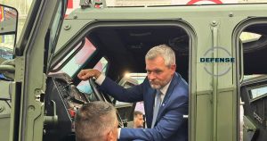 Președintele Slovaciei, Peter Pellegrini, testează blindatul românesc VLAH la BSDA 2026