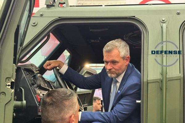 Președintele Slovaciei, Peter Pellegrini, testează blindatul românesc VLAH la BSDA 2026
