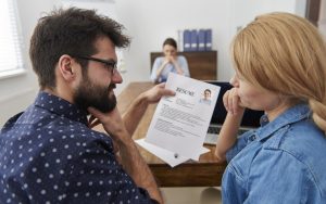 Provocările financiare ale angajaților români: salarii și mu