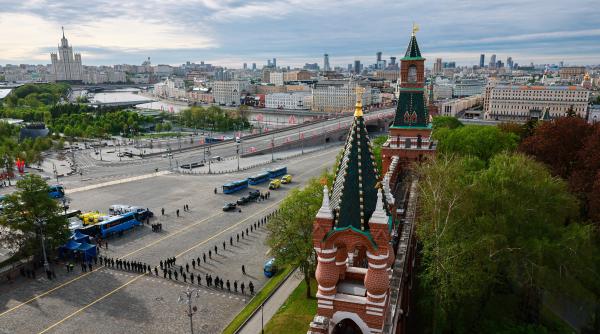 Parada Militară de Ziua Victoriei: Atmosferă Discretă la Mos