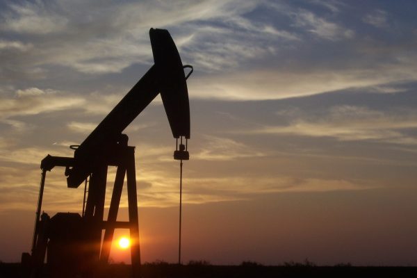 Profituri uriașe ale giganților energetici: taxe mai mari ne