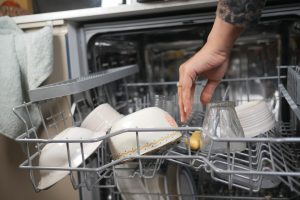 Experții: Prosopul pe ușa mașinii de spălat vase poate cauza uzură și scurgeri