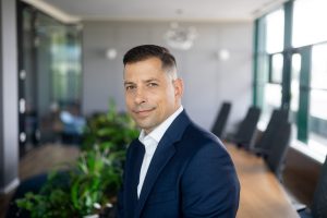 Angajații Români: Implicare și Productivitate Peste Media Eu