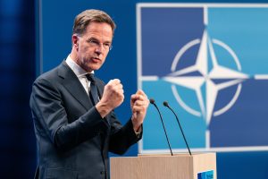Mark Rutte propune NATO alocarea a 0,25% din PIB pentru Ucraina; Franța și UK critică
