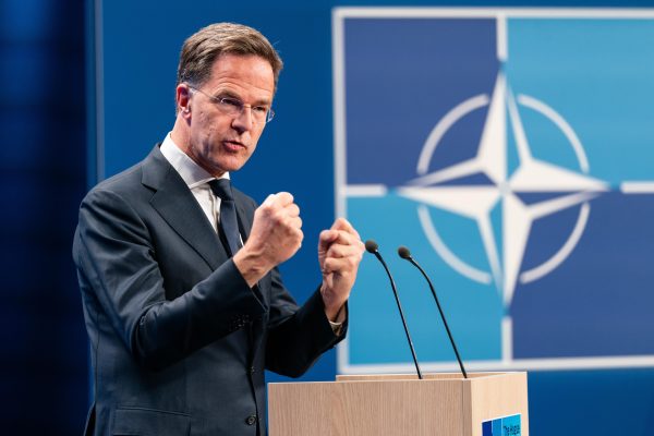 Mark Rutte propune NATO alocarea a 0,25% din PIB pentru Ucraina; Franța și UK critică