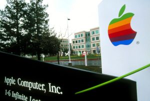 Strategia Apple în era inteligenței artificiale: riscuri și