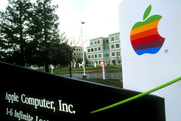 Strategia Apple în era inteligenței artificiale: riscuri și